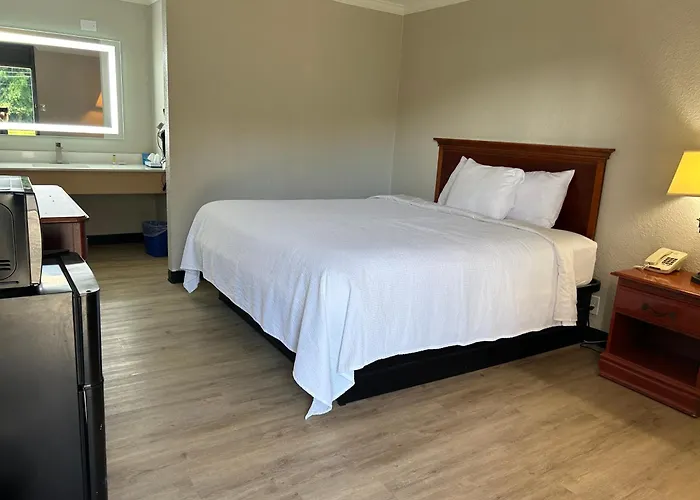 Days Inn By Wyndham Hinesville Near Fort Stewart, Newly Renovated, Free Hot Breakfast, Restaurant And Bar