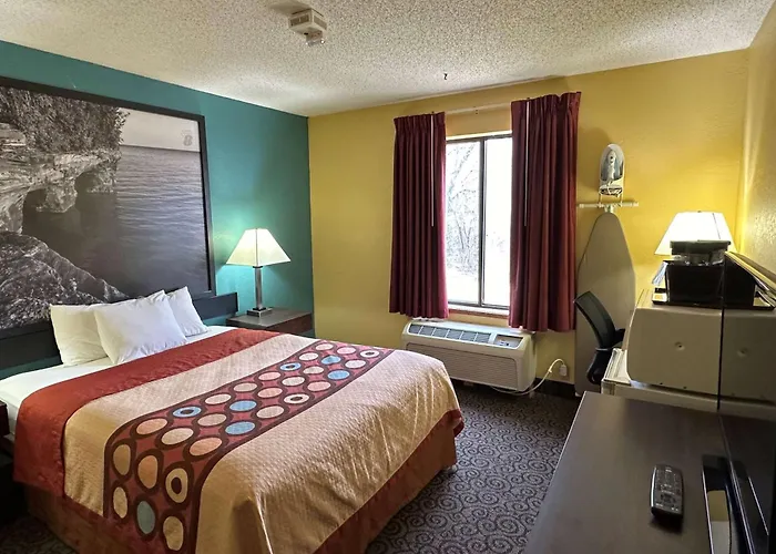 Super 8 By Wyndham Appleton Hotel