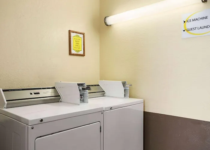 Super 8 By Wyndham Cedar Rapids Hotel