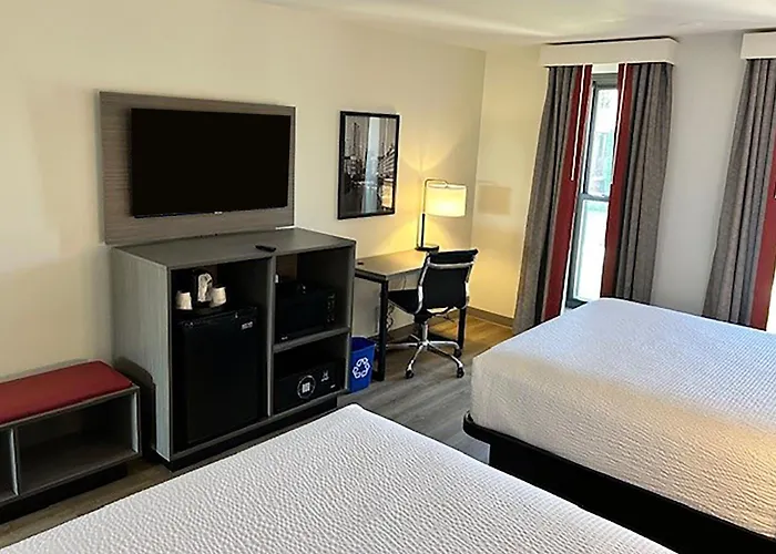 Ramada By Wyndham Milwaukee Hotel