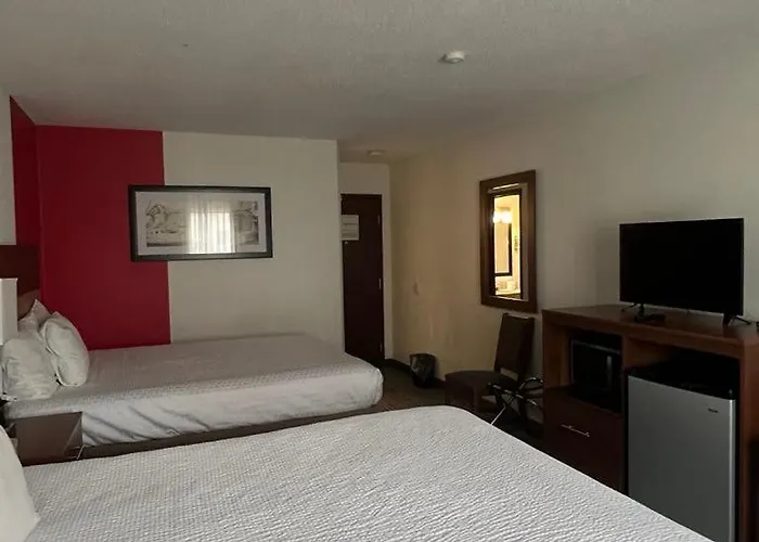 Ramada By Wyndham Effingham Hotel