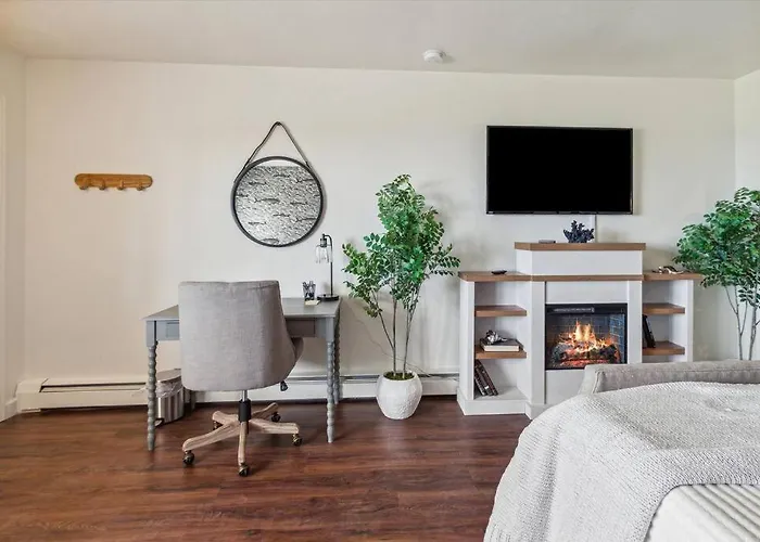 Perfect Lake View Single King Private Fireplace Petoskey