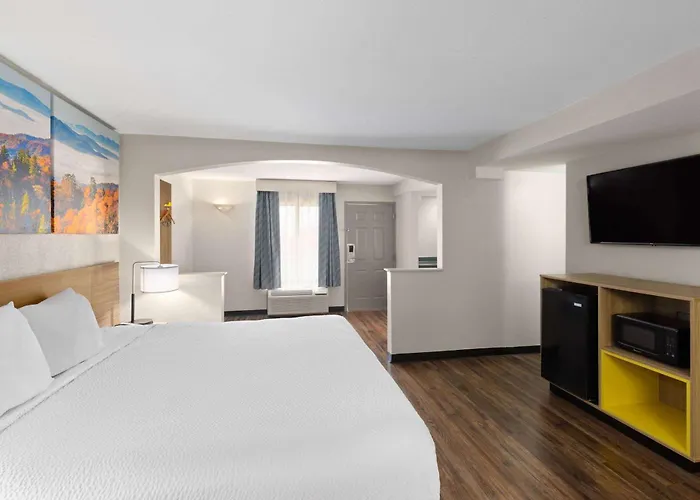 Days Inn By Wyndham Clarksville North Exit 4