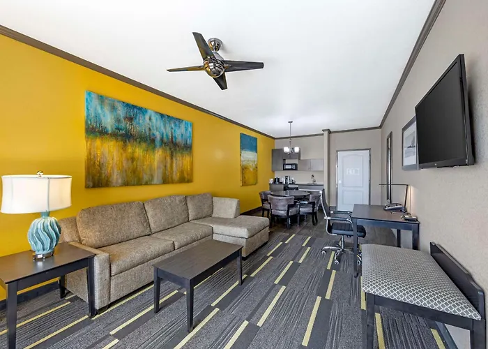 Best Western Plus Emerald Inn & Suites Garden City