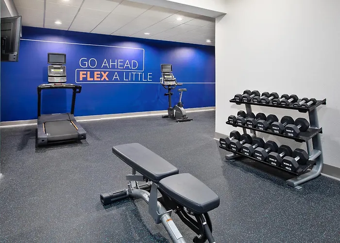 Holiday Inn Express & Suites Milwaukee Nw - Park Place By Ihg