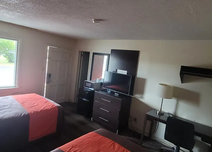 Oyo Palm Leaf Motel Ashland