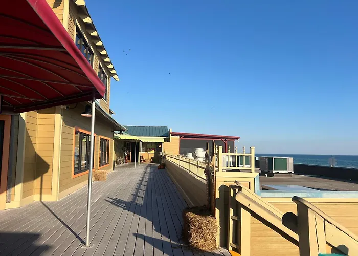 Hole Inn The Wall Hotel - Fort Walton Beach - Sunset Plaza - Nearby Beaches & Hurlburt