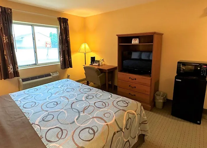 Super 8 By Wyndham Topeka At Forbes Landing