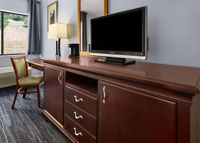 Days Inn By Wyndham Iron Mountain