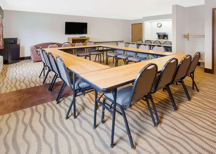 Baymont By Wyndham Freeport Hotel