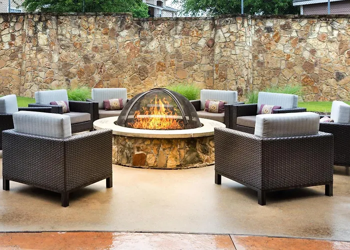 Courtyard By Marriott Denton Hotel