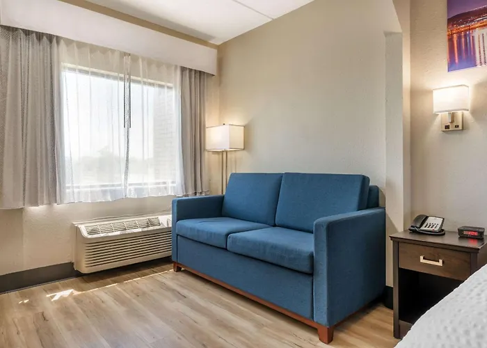 Clarion Pointe Louisville East