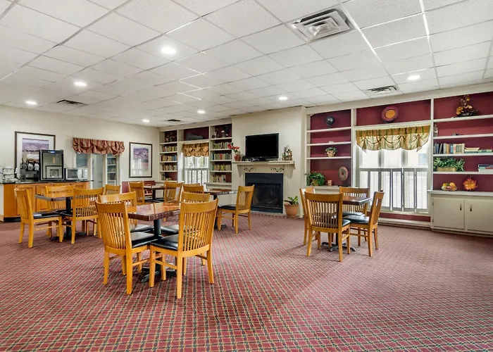 Perry Inn & Suites National Fairground I 75