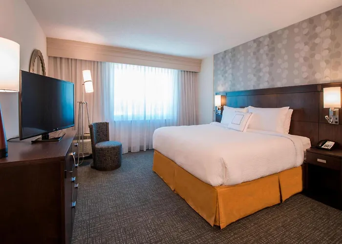 Courtyard By Marriott Columbus Hotel