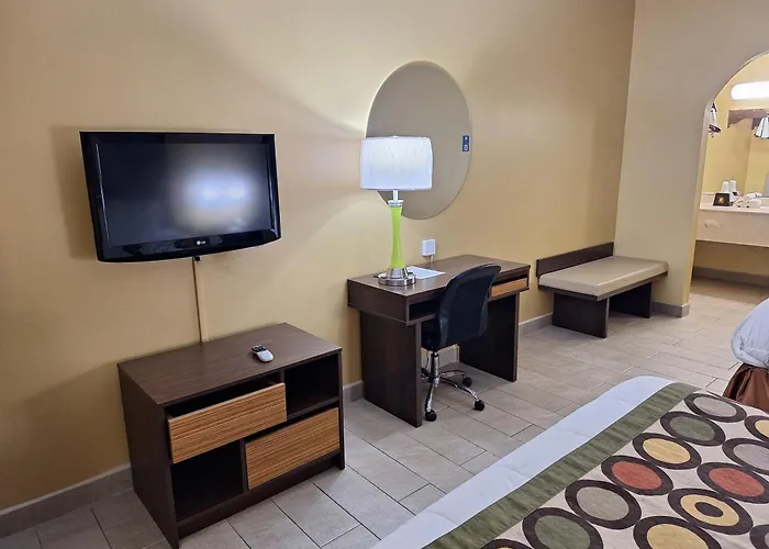 Super 8 By Wyndham Weslaco