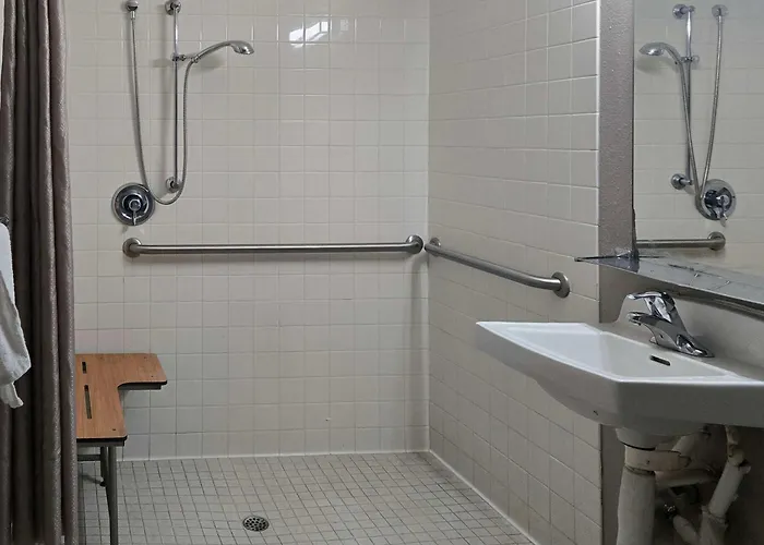 Super 8 By Wyndham Tracy Hotel