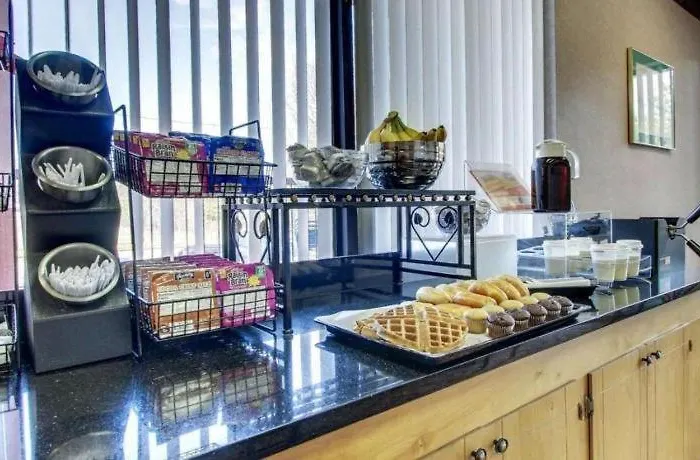 Econo Lodge Inn & Suites Forest