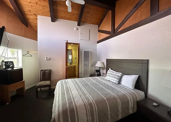 Lee Vining Hotels