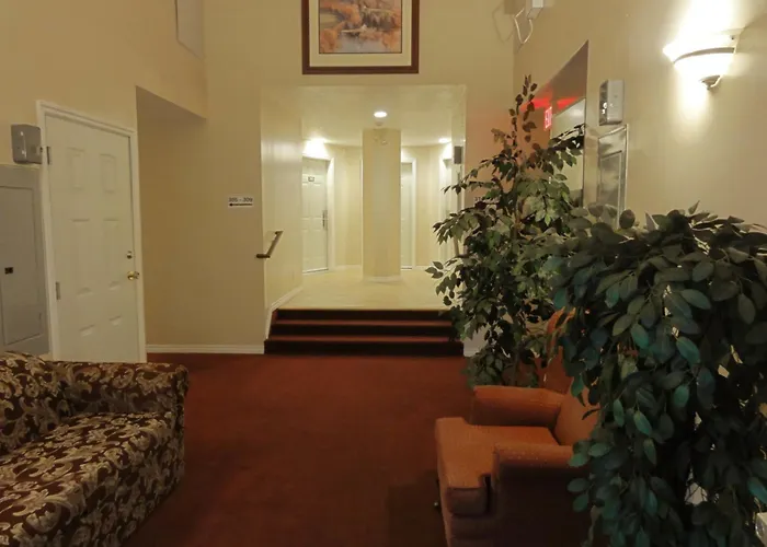 Comox Hotels