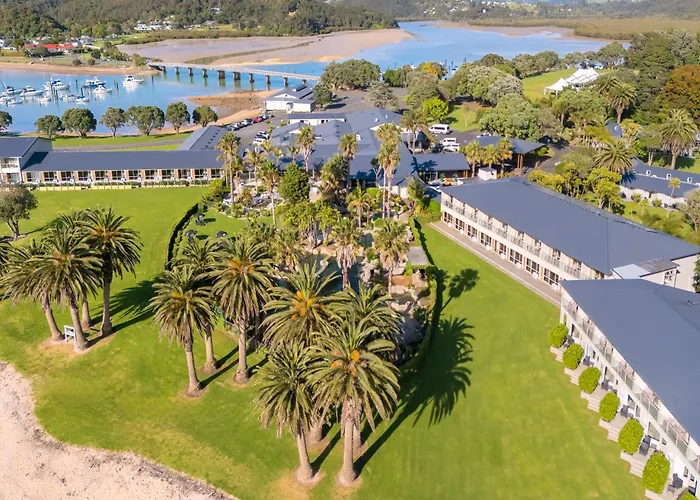 Whangaruru North Hotels