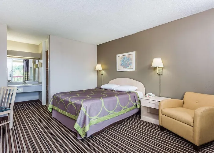 Super 8 By Wyndham Commerce