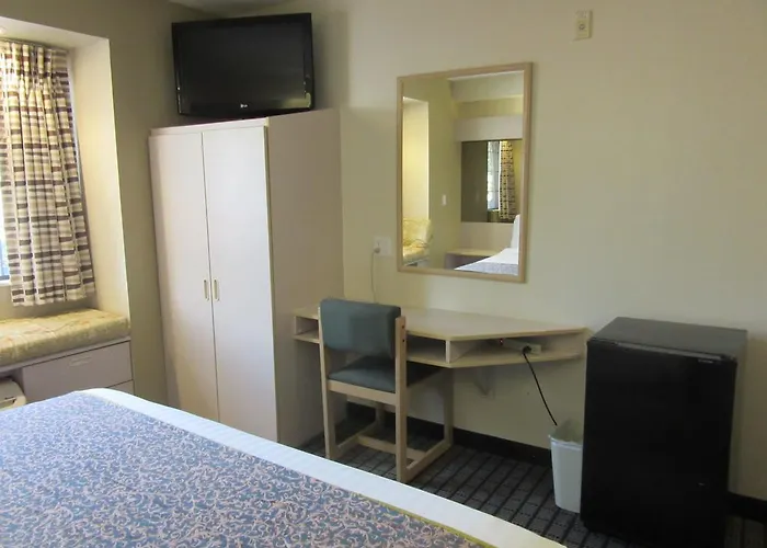 Travelodge By Wyndham Arlington/Dallas Area