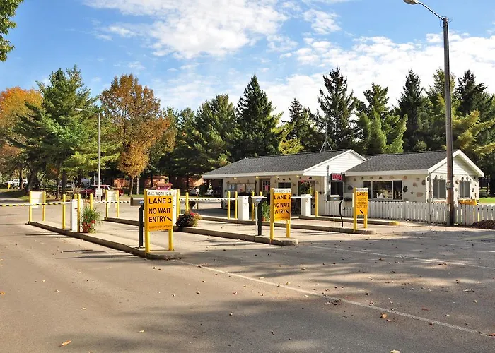 Plymouth Rock Camping Resort Studio Cabin 2 Elkhart Lake