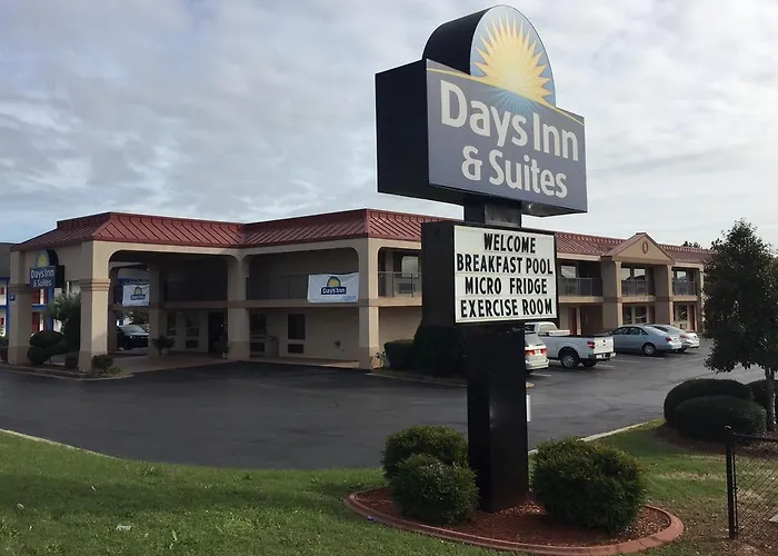 Days Inn & Suites By Wyndham Warner Robins Near Robins Afb