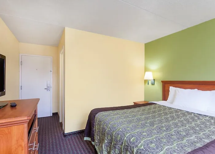 Days Inn By Wyndham Bowling Green