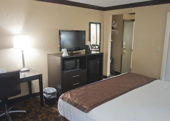 Days Inn & Suites By Wyndham Coralville / Iowa City