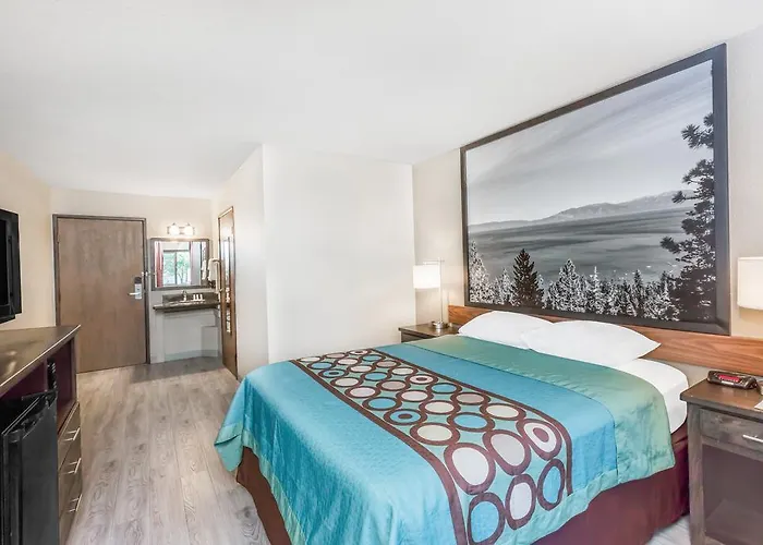 Super 8 By Wyndham Redding Hotel