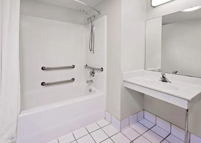 Super 8 By Wyndham Mt. Pleasant Hotel Mount Pleasant