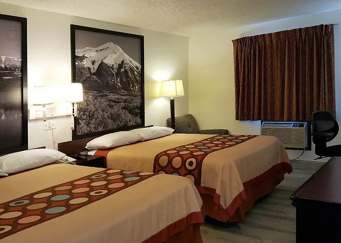 Super 8 By Wyndham Limon Hotel