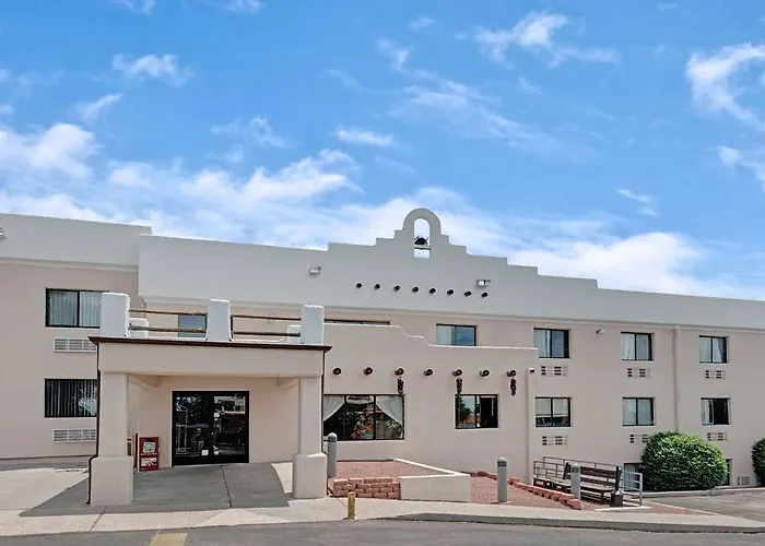 Super 8 By Wyndham Santa Fe Hotel