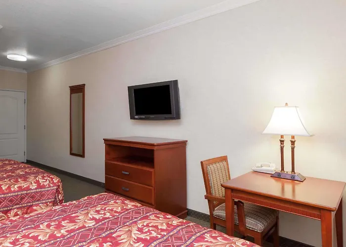 Howard Johnson By Wyndham Bakersfield