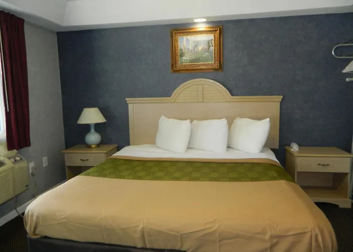 Village Inn & Suites - Smithville