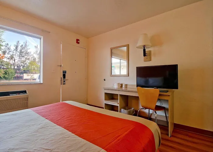 Travelodge By Wyndham Pompano Beach