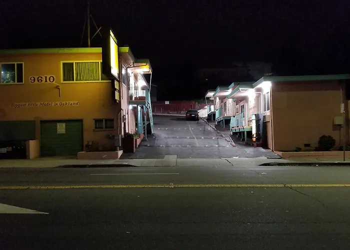 Travis Lodge Motel 16 Oakland