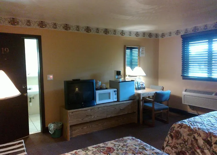 Colonial Inn Mercer-Grove City