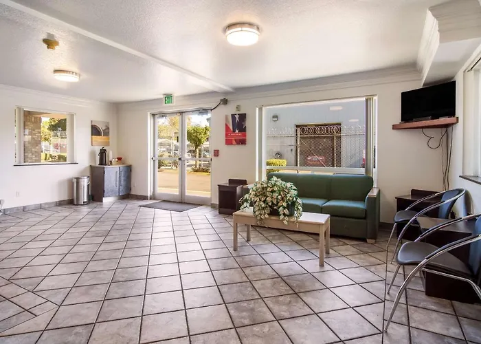 Motel 6 Portland Mall - 205