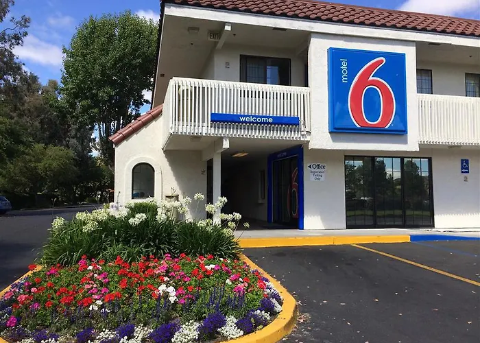 Super 8 By Wyndham Petaluma Hotel