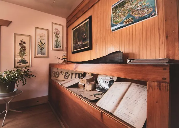 Kings Landing Hotel Homer