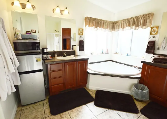 The Bear'S Den B&B Page