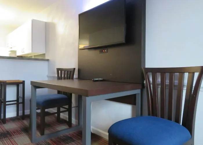 Luxbury Inn & Suites Maryville