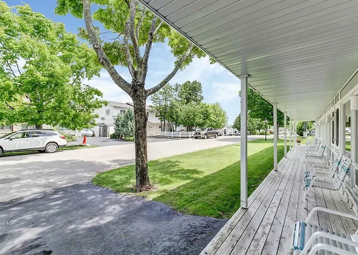 Spruce & Shore Motel Fish Creek