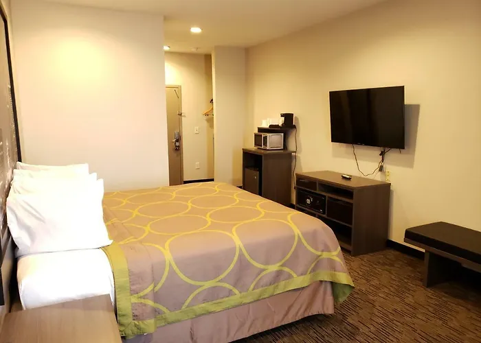 Super 8 By Wyndham St. Louis North Hotel