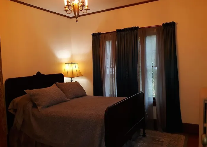 Harriott House, The Summer Room Terre Haute