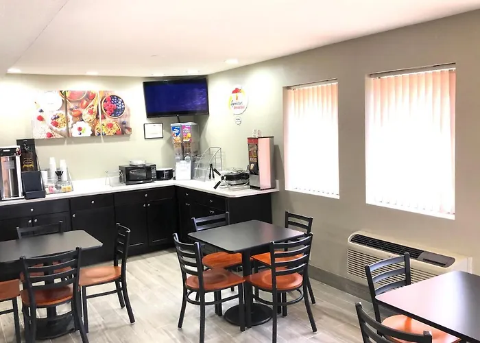 Super 8 By Wyndham Natchitoches Motel