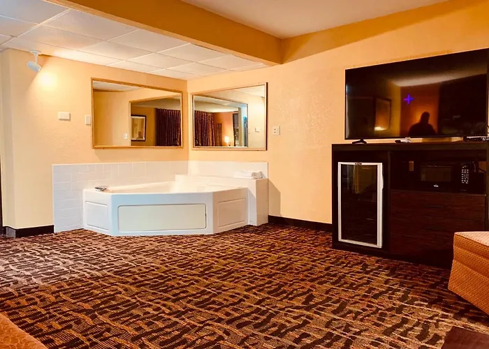 Super 8 By Wyndham Lawrence Ku Hotel