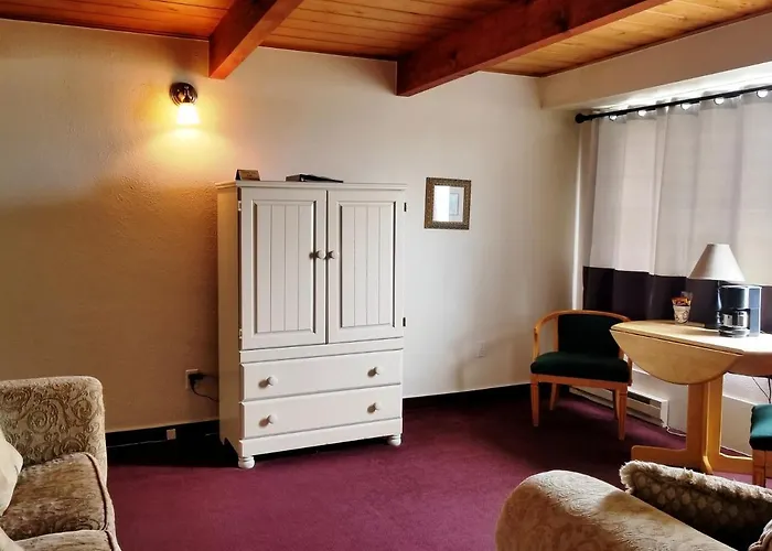 Islander Westport Hotel